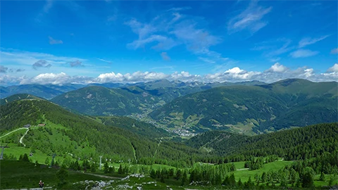 Auf dem Kaiserburggipfel mit Blick auf die Nockberge